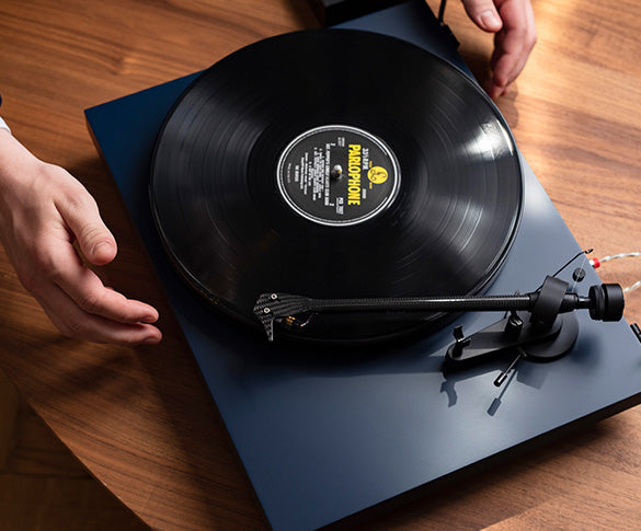 Een platenspeler aansluiten